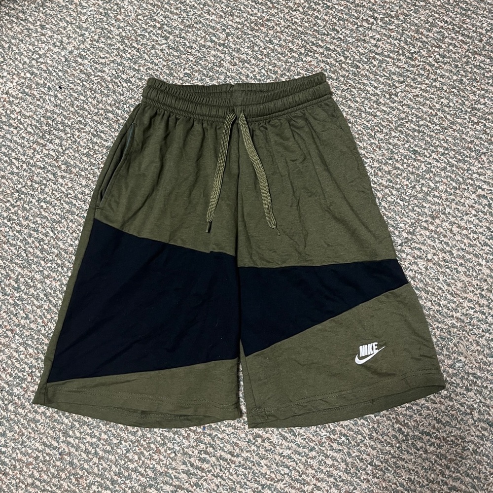 Nike Green and Black Athletic Shorts Lightweight Elastic Waist